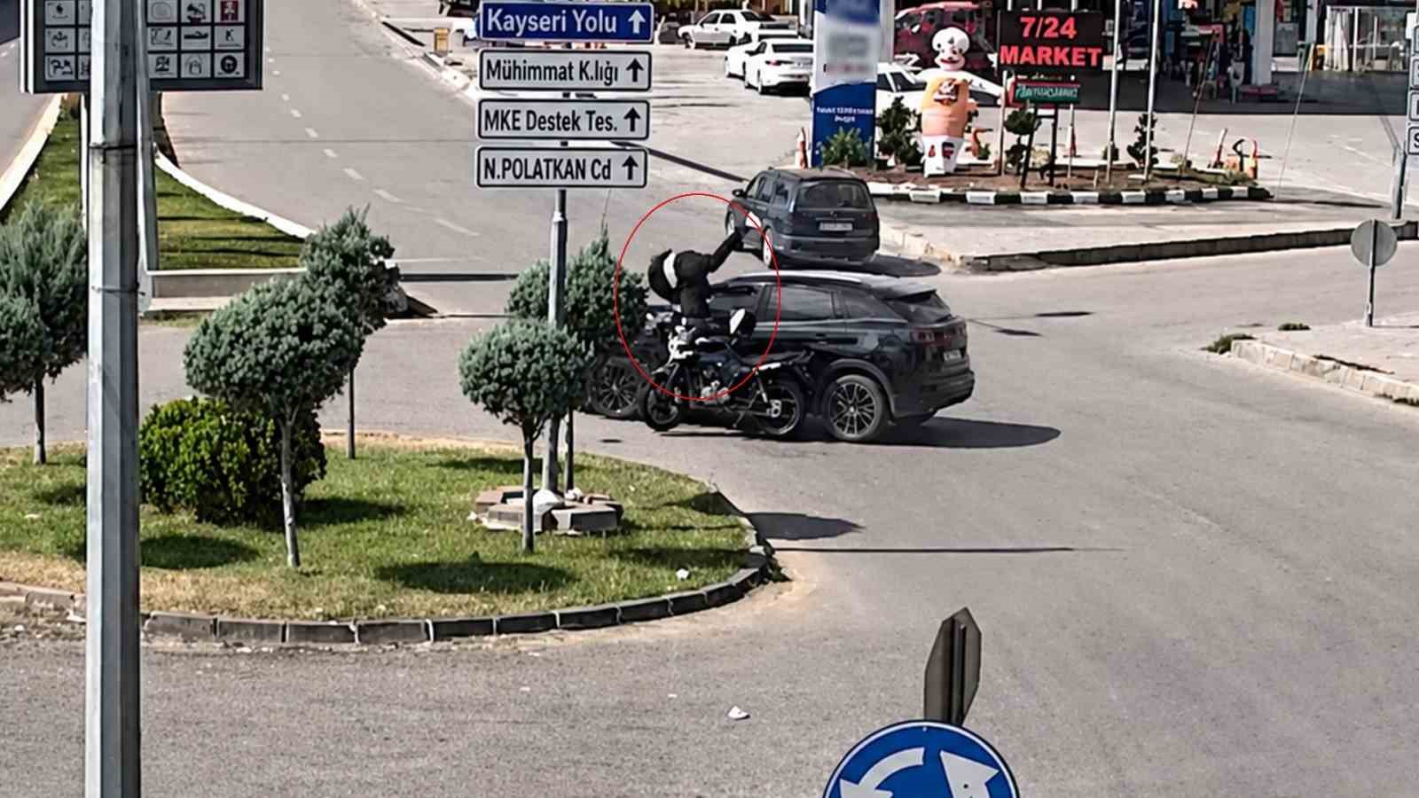 otomobille-motosikletin-carpistigi-kaza-kamerada-surucu-boyle-savruldu