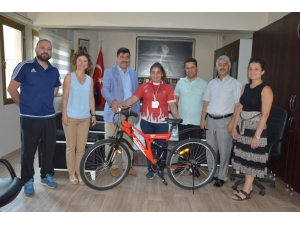 Judo’da Balkan İkincisi Olan Öğrenciye Bisiklet Hediye Edildi