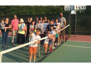 Tenisçiler Korta Çıktı