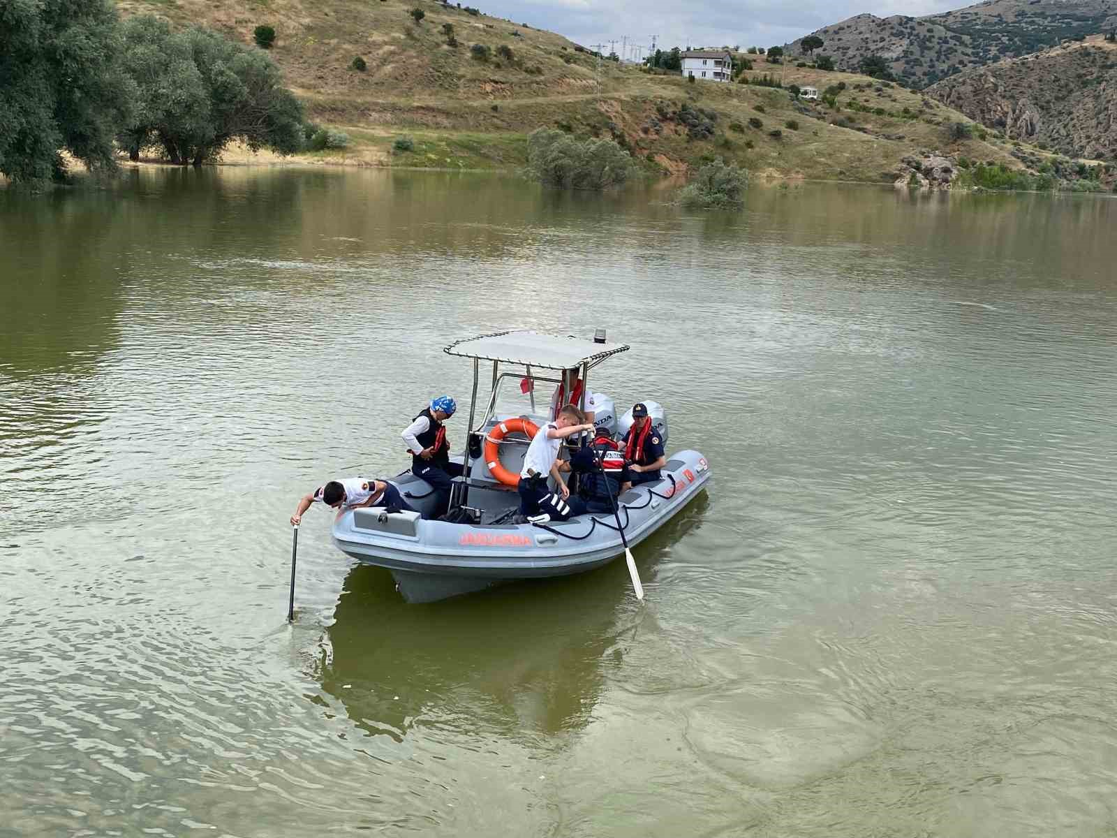 cocugunu-kurtarmak-icin-kizilirmak-a-giren-babanin-cansiz-bedeni-bulundu