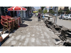 Kars Belediyesi Kazımpaşa Caddesi’nin Kaldırımlarını Yeniliyor