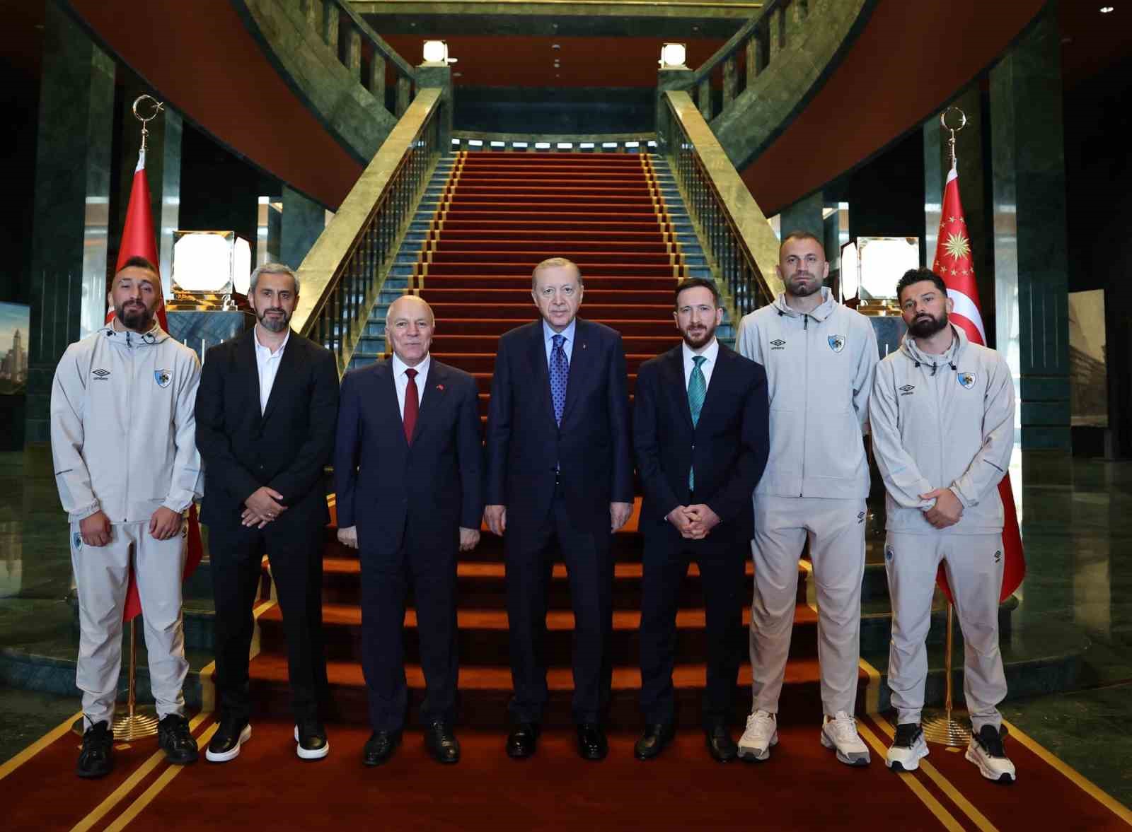 cumhurbaskani-erdogan-erzurumspor-fk-heyetini-kabul-etti