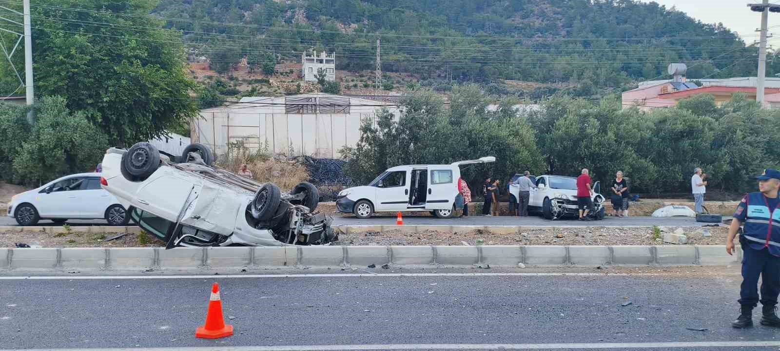 mersin-de-kaza-yapan-otomobil-takla-atti-2-yarali