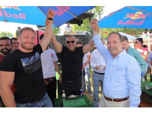 İsmail Balaban Ve Recep Gürkan’dan Yağlı Parmak Güreşi