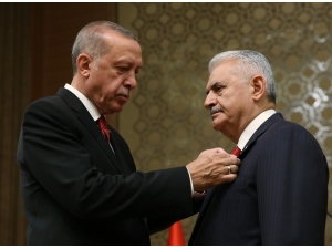 Cumhurbaşkanı Recep Tayyip Erdoğan Tarafından Tbmm Başkanı Binali Yıldırım’a Cumhurbaşkanlığı Külliyesinde Düzenlenen Törenle Devlet Şeref Madalyası Tevcih Edildi.