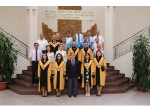 Unvanda Yükselen Akademisyenlere Cübbeleri Giydirildi