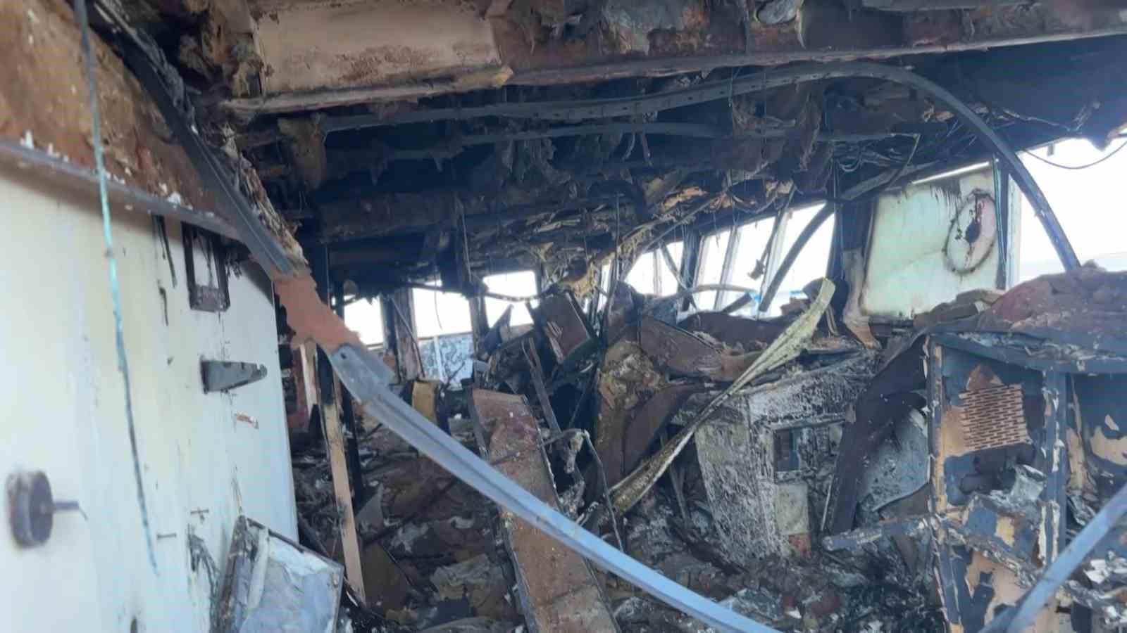dron-saldirisina-ugrayan-geminin-ici-goruntulendi-hasarin-boyutu-ortaya-cikti