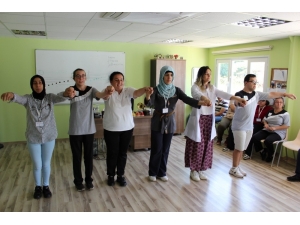 Engelli Öğrenciler Halk Oyunlarıyla Kendilerini Geliştiriyor