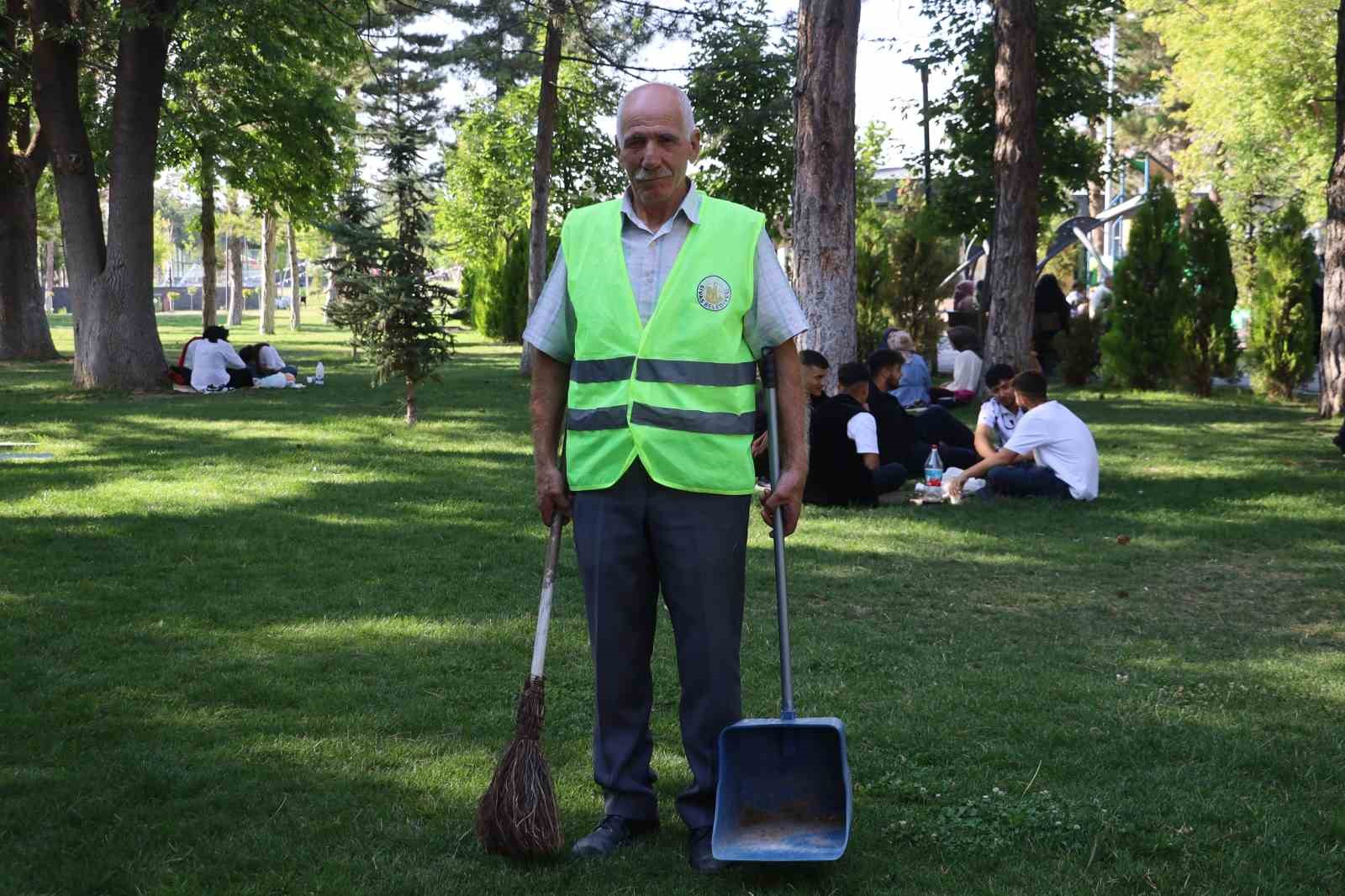 turku-duyunca-dayanamayan-temizlik-gorevlisinin-sesi-dinleyenleri-mest-etti