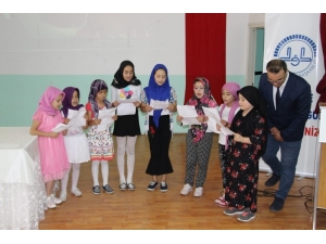 Şaphane’de Yaz Kur’an Kursu Öğrencileri, 15 Temmuz Şehitlerini Andı