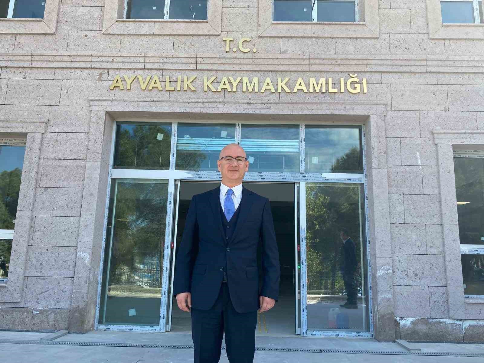 ayvalik-in-sevilen-kaymakami-hasan-yaman-bergama-kaymakamligina-atandi