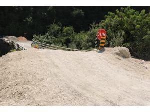 Hasarlı Köprüde Tehlikeli Yolculuk