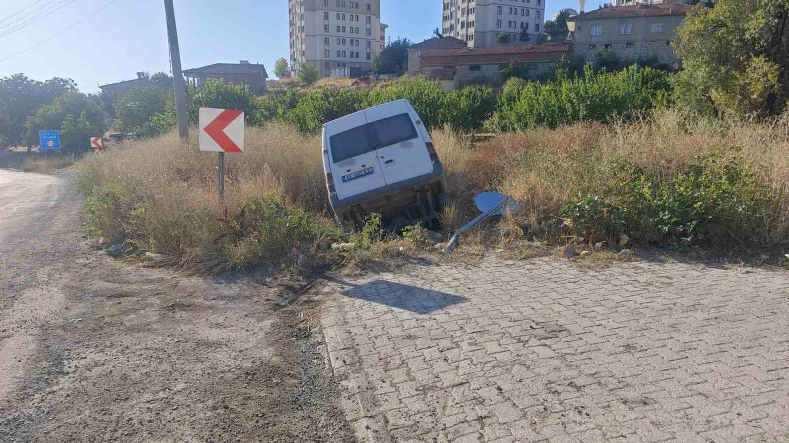 malatya-da-kontrolden-cikan-minibus-sarampole-devrildi-2-yarali