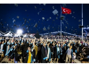 Ömer Halisdemir Üniversitesinde Mezuniyet Coşkusu