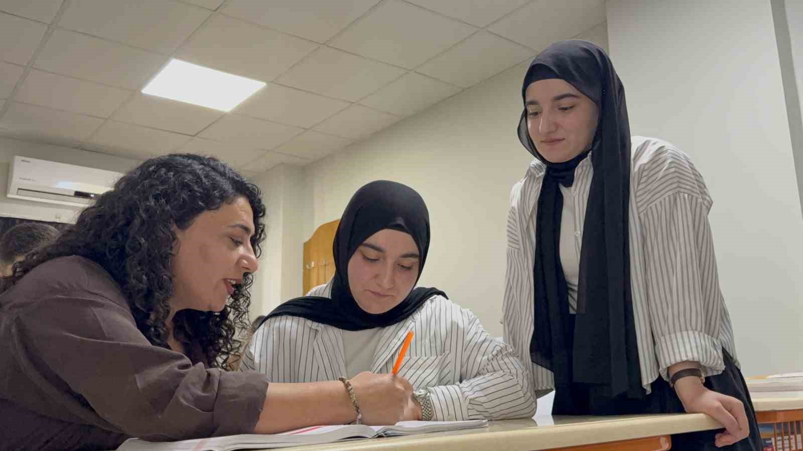 sirnak-ta-ikiz-kardeslerden-buyuk-basari-ayni-universitede-tip-fakultesini-kazandilar