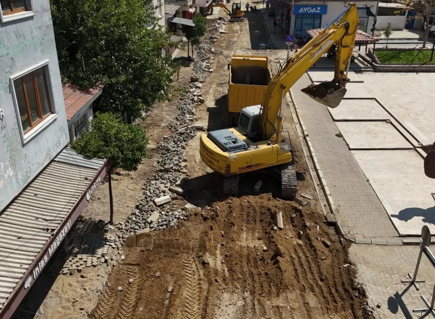 yenipazar-da-yol-yenileme-calismalari-yoruk-ali-efe-caddesi-nde-suruyor