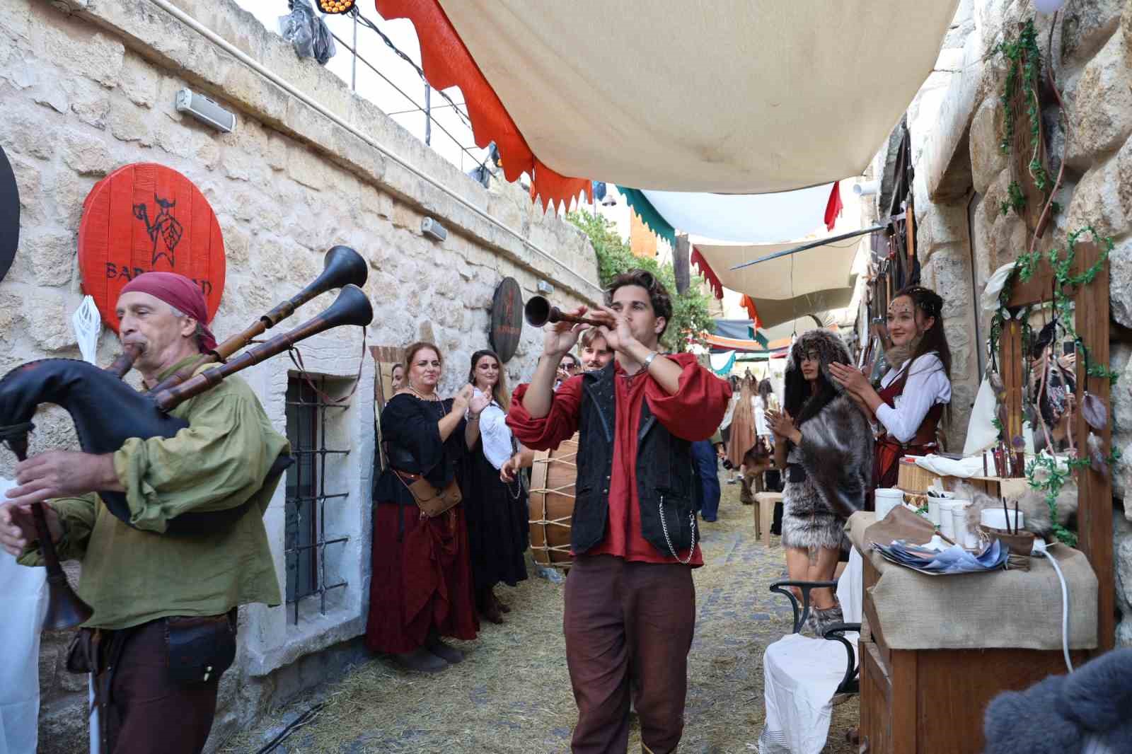 kapadokya-da-orta-cag-panayiri-renkli-goruntulere-sahne-oldu