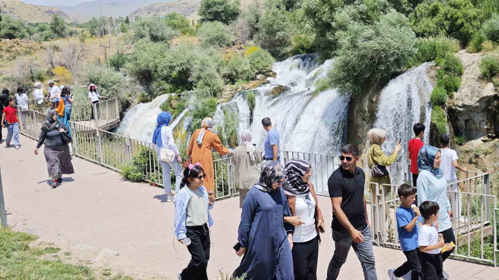debisi-yukselen-muradiye-selalesi-ne-ziyaretci-akini