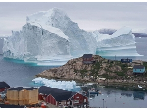 Dev Buz Dağı Sahil Köyünü Tehdit Ediyor