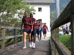 Trabzonspor’da Futbolcular Dereye Girerek Serinledi