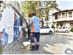 Kaleiçi’nde Reklam Duyuru Ve Afişler Kazındı Sprey Boyalar Silindi
