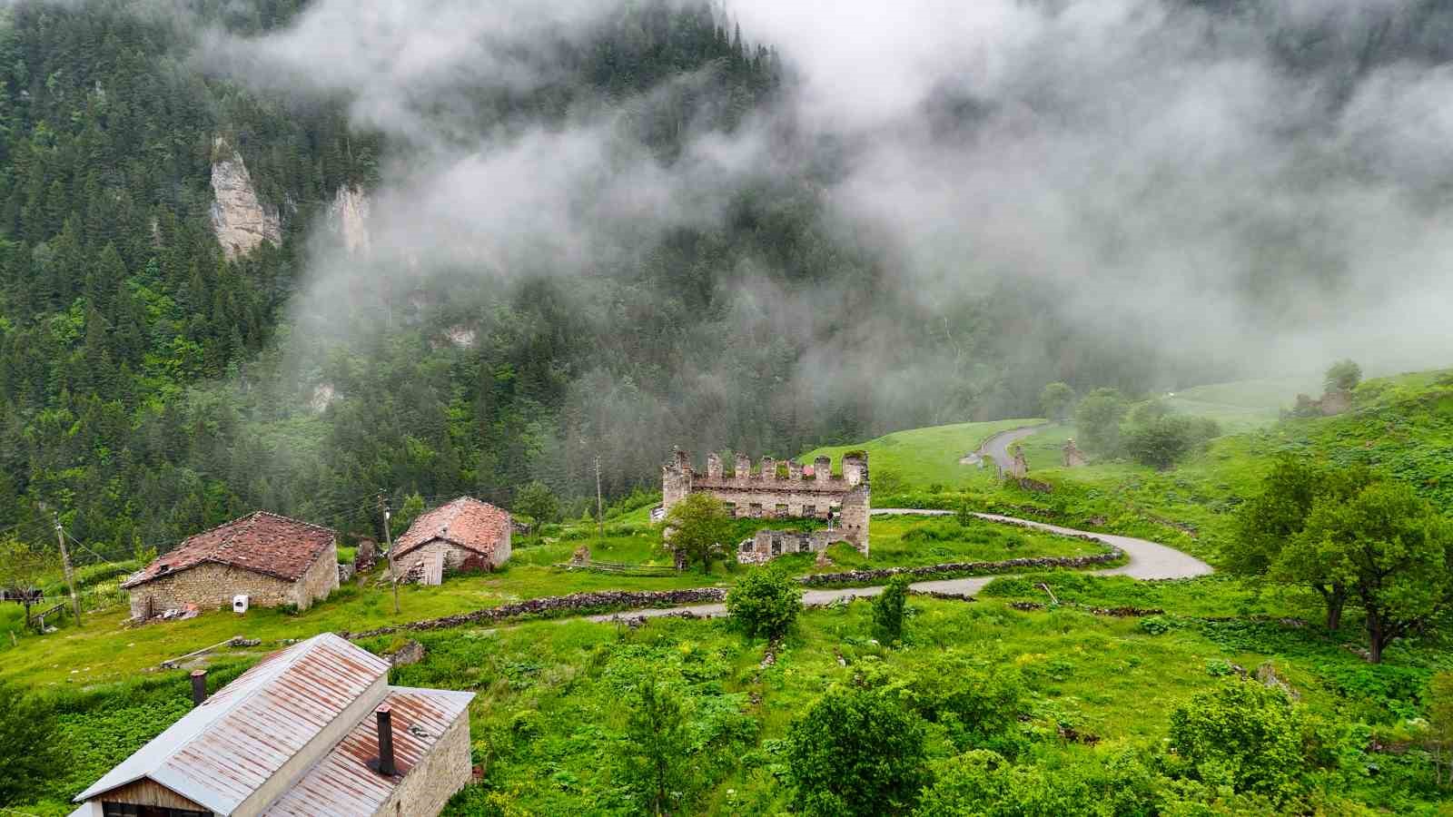 gumushane-de-doganin-tarihle-kucaklastigi-yer-santa-vadisi