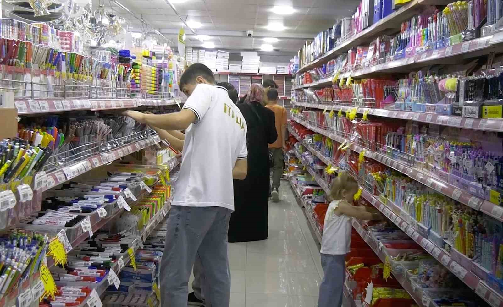 corum-da-tatilin-son-gununde-okul-alisverisi-yogunlugu