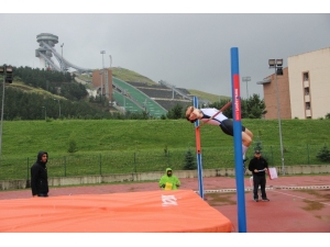Atletizm 4. Uluslararası Sprint Ve Bayrak Yarışmaları Kupası Yoğun Yağmur Altında Devam Ediyor