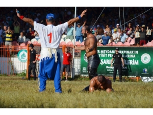Altın Kemeri Minik Kızlarına Ve Eşine Armağan Etti