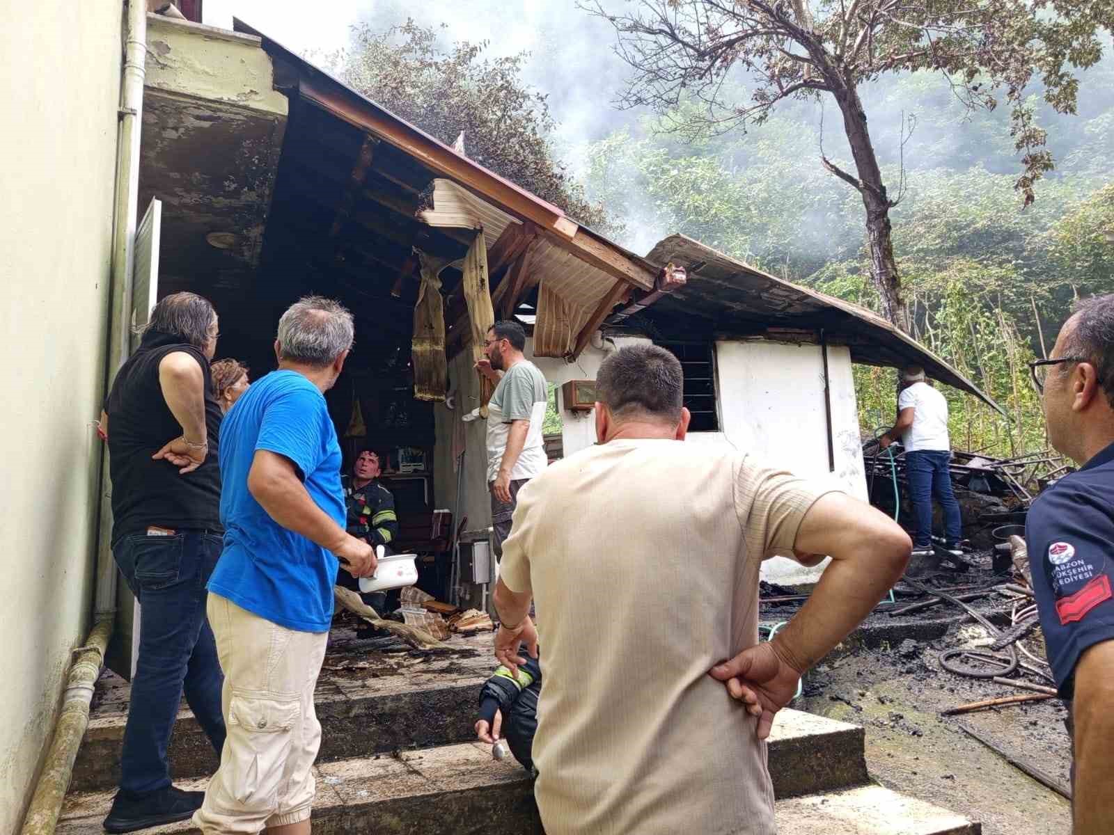 trabzon-da-odunluk-yangin-1-yarali