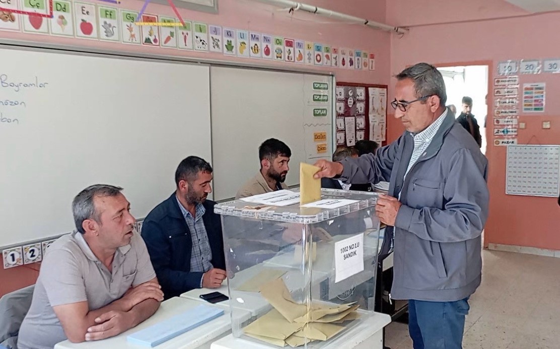 uc-ilde-mini-secim-yarisi-10-bin-kisi-sandik-basinda