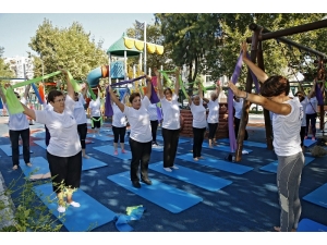 Konak’ta Kadınlar Güne Parkta Sporla Başlıyorlar