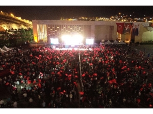 Demirkol 15 Temmuz’da Vatandaşlarla Saf Tuttu