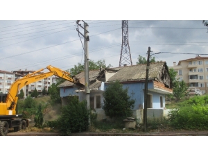 İzmit’te 2 Harabe Bina Yıkıldı