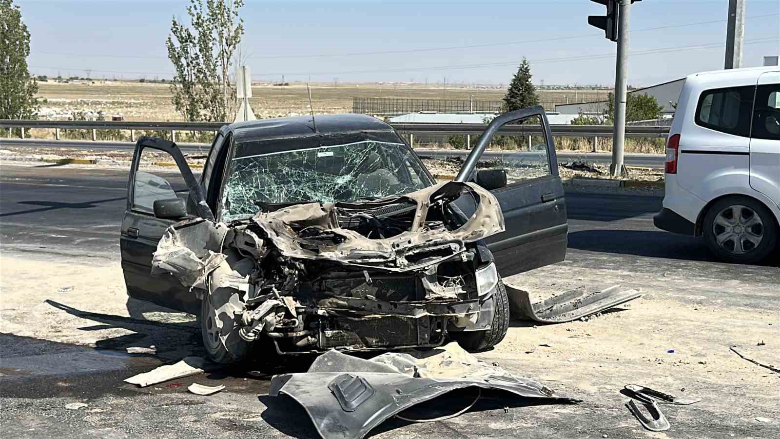 aksaray-da-otomobil-vince-arkadan-carpti-3-yarali