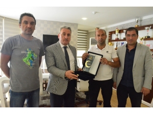 Taşkesenligil’e Atletizm Teşekkür Plaketi