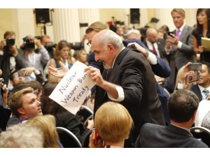 Trump-putin Toplantısında Döviz Açan Gazeteci Salondan Zorla Çıkarıldı