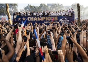 Şampiyon Fransa Milli Takımı Kahraman Gibi Karşılandı