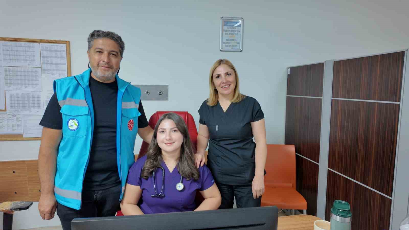gediz-devlet-hastanesinde-gorev-yapan-hemsire-ciftin-gururlu-ve-anlamli-gunu
