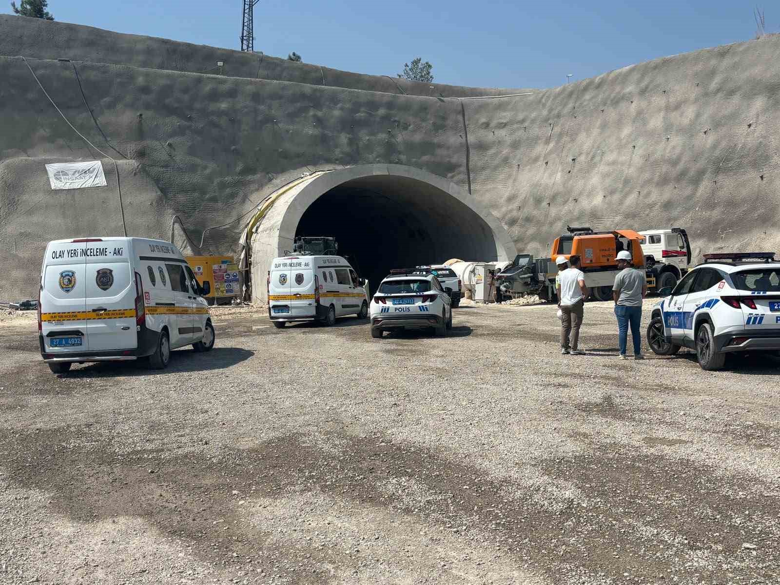tunelde-calisan-isciler-demir-ile-iskele-arasina-sikisti-1-olu-5-yarali