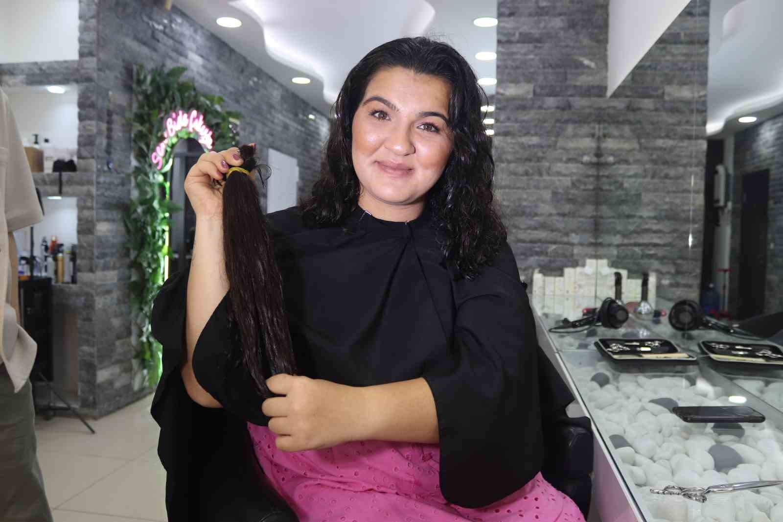 gozu-gibi-korudugu-saclarini-kanser-hastasi-cocuklar-icin-kesti