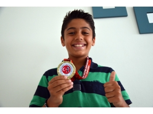 Adanalı Şampiyon Tayland’da İstiklal Marşı’nı Okutmak İstiyor