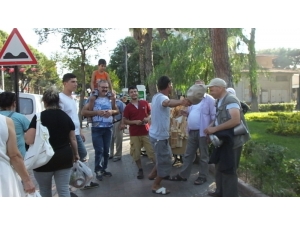 Görme Engelli Vatandaş Darbuka Çalıp Türkü Söyleyerek Hayatını Kazanıyor