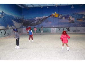 Çocukların Buz Pistinde Keyifli Eğitimi