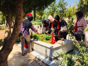Kent Konseyi Üyeleri Şehit Mezarlarına Karanfil Bıraktılar