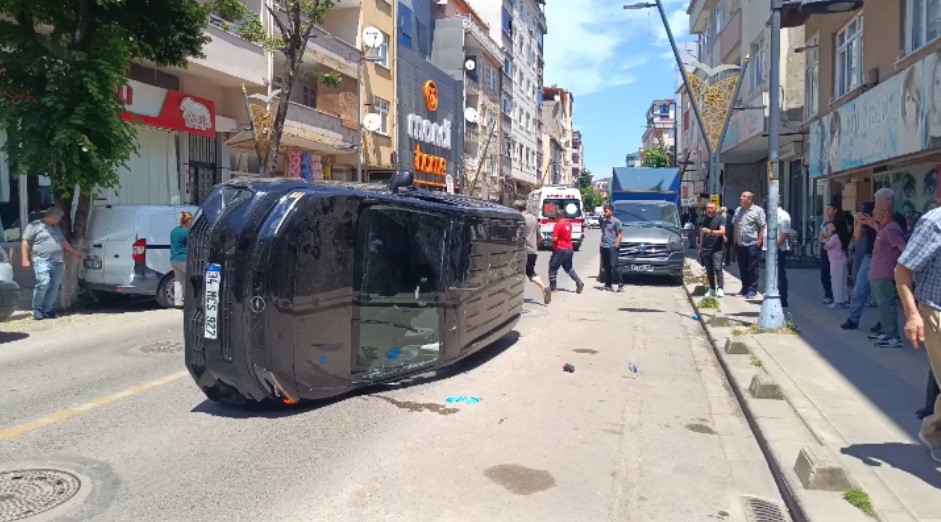 pendik-te-takla-atan-otomobil-park-halindeki-araca-carpti-1-yarali
