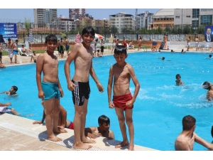Siverek’te Sıcaklar Artıkça Yüzme Havuzlarına İlgi Artıyor