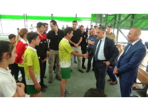 Hakkari’de 250 Sporcuya Malzemesi Desteği