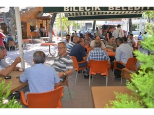 Sıcaktan Bunalan Vatandaşlar Parklarda Ve Bahçelerde Serinlemeye Çalıştı