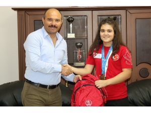 Şampiyon Ayşegül’den İl Müdürü Demir’e Ziyaret
